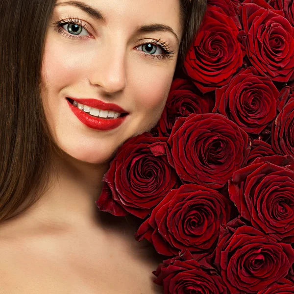 Retrato de una hermosa joven con un ramo de flores — Foto de Stock