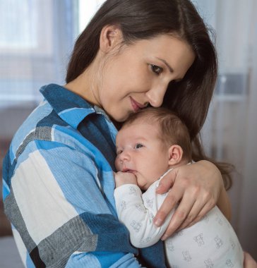 Mutlu bir aile portresi. Yeni doğmuş bir bebek olan bir kadın