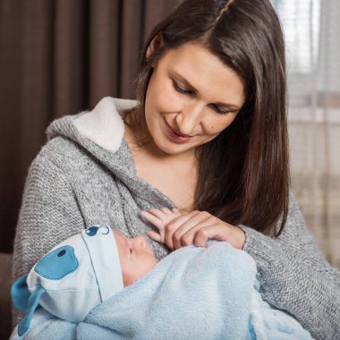Mutlu bir aile portresi. Yeni doğmuş bir bebek olan bir kadın