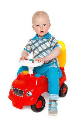 Beyaz zemin üzerinde bir oyuncak bir çocuk portresi. Ahşap bir araba ile küçük çocuk