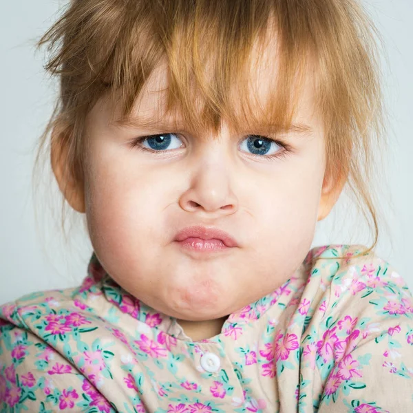 Porträt eines kleinen wütenden Mädchens. Foto Nahaufnahme — Stockfoto