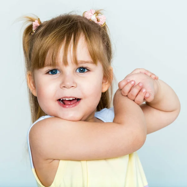 Retrato de una hermosa niña sonriente — Foto de Stock