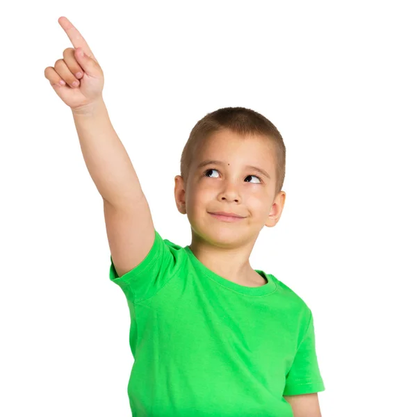 Portrait d'un petit garçon souriant sur fond blanc. L'enfant montre un doigt de haut et de loin — Photo