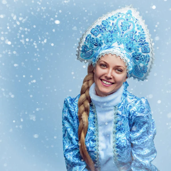 Snow Maiden. Retrato de invierno de una hermosa joven sonriente Fotos De Stock Sin Royalties Gratis