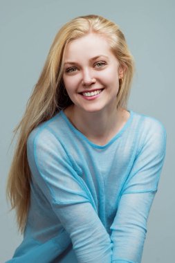 güzel, genç, sarışın bir kadın portresi