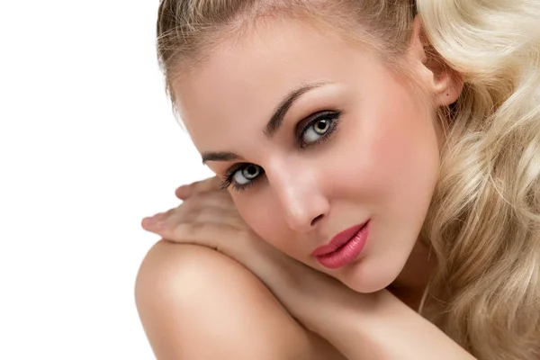 Porträt einer schönen jungen blonden Frau in Nahaufnahme auf weißem Hintergrund — Stockfoto
