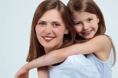 Bir kadın ve küçük bir kız portresi. Mutlu bir aile. Anne ve çocuk