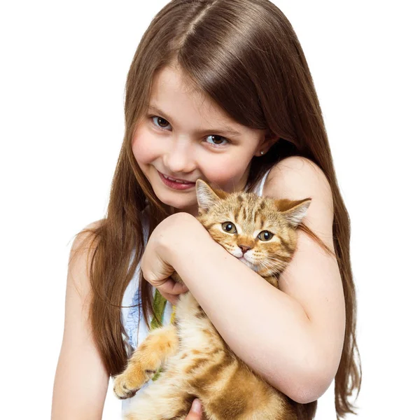 Porträt eines kleinen schönen Mädchens mit einer Katze. Kind und Haustier — Stockfoto