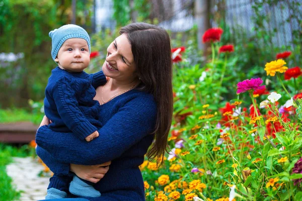 Mutlu bir aile portresi. Kadın ve çocuk açık havada