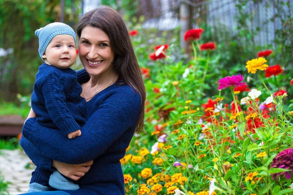 Mutlu bir aile portresi. Kadın ve çocuk açık havada