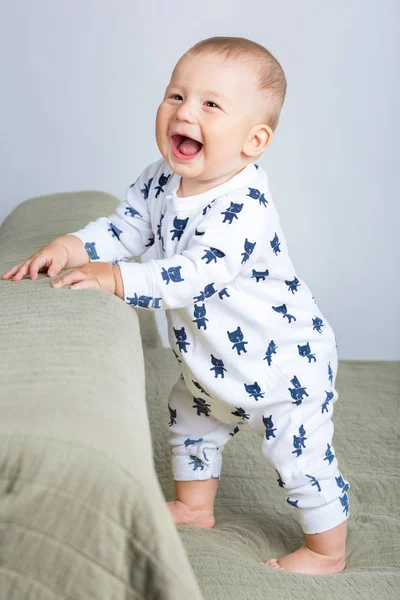 Retrato de un niño feliz. Bebé alegre — Foto de Stock