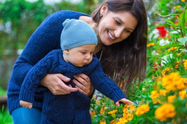 Mutlu bir aile portresi. Kadın ve çocuk açık havada