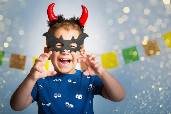 Retrato de uma criança feliz no estilo de Halloween — Fotografia de Stock