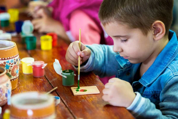 L'enfant dessine. Petit garçon en master class — Photo