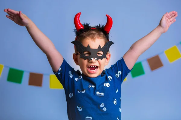 Porträtt av ett lyckligt barn i stil med Halloween — Stockfoto