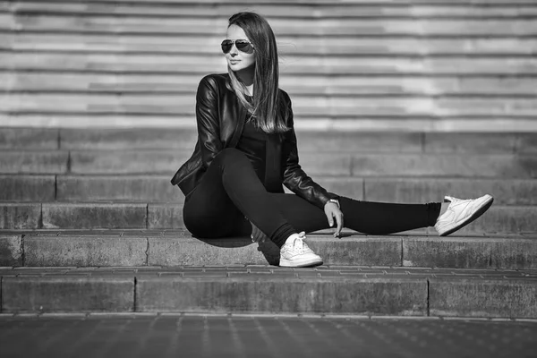 Açık havada güzel bir genç kadının portresi. Siyah ve beyaz fotoğraf