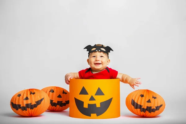 Portrait d'un enfant heureux dans le style d'Halloween — Photo