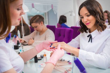 manikürcü güzellik salonu içinde işte. El Bakımı