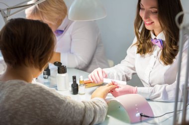 İş yerinizde Güzellik Salonu manikür ustaları. El Bakımı