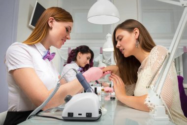 manikürcü güzellik salonu içinde işte. El Bakımı