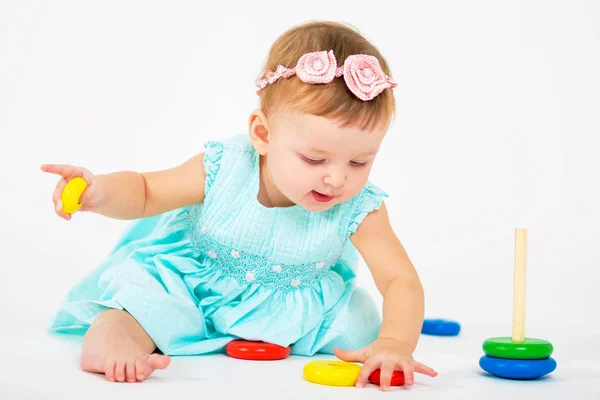 Porträt eines schönen kleinen Mädchens. ein Kind spielt auf hellem Hintergrund — Stockfoto