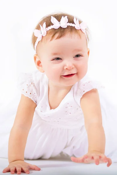 Портрет красивой маленькой девочки. Ребёнок на белом фоне — стоковое фото
