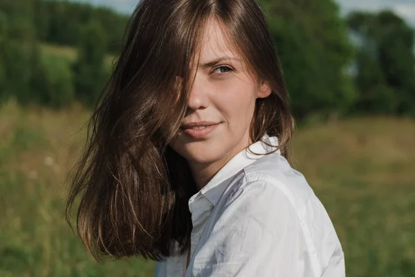 Ritratto di una bella giovane donna sorridente all'aperto — Foto Stock