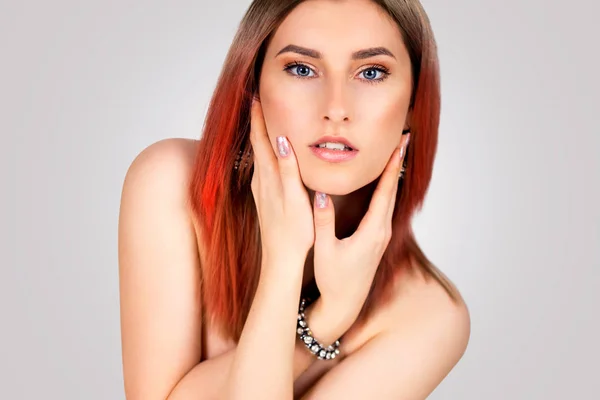 Moda piękny portret pięknej młodej kobiety z barwionym rude włosy — Zdjęcie stockowe