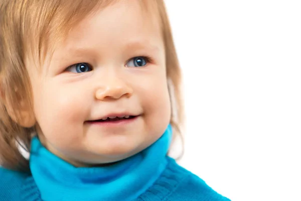 Portrait d'une belle petite fille souriante. Visage de l'enfant gros plan sur fond blanc — Photo