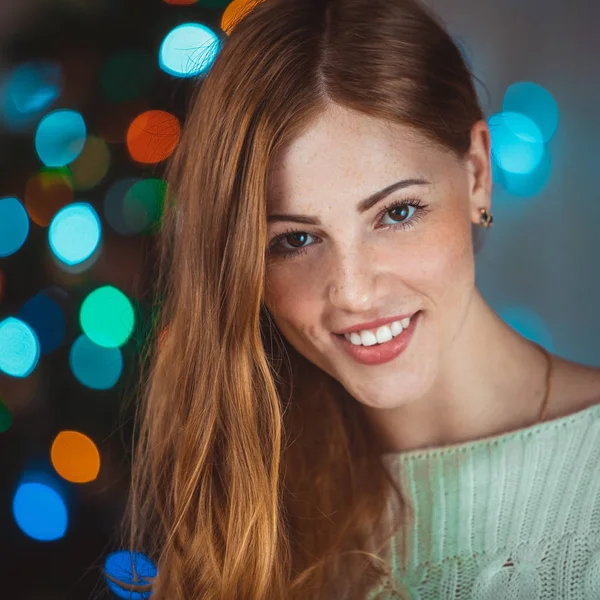 Retrato de una joven muy hermosa y sonriente. Primer plano de la cara femenina —  Fotos de Stock