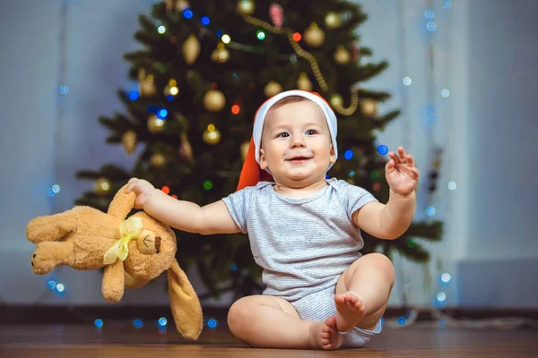 Retrato de un niño feliz con juguete cerca de un árbol de Navidad — Foto de Stock