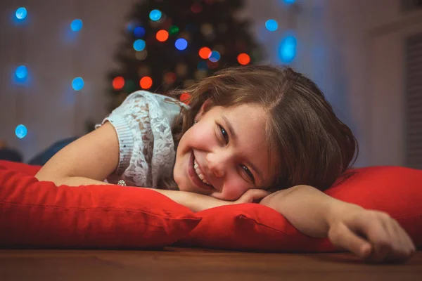 Retrato de uma criança feliz no fundo de uma árvore de Natal — Fotografia de Stock