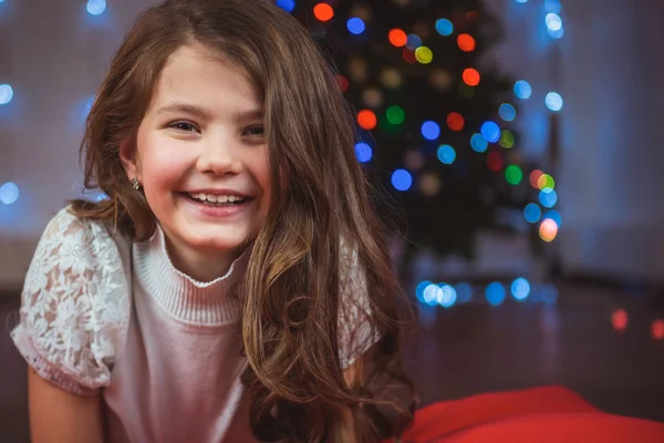 Retrato de un niño feliz en el fondo de un árbol de Navidad — Foto de Stock