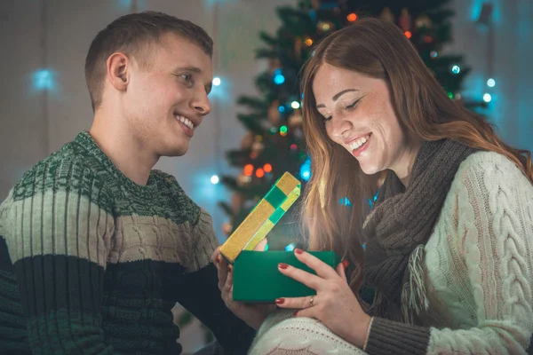 Рождественский портрет любящей пары. Мужчина и женщина на фоне елки — стоковое фото