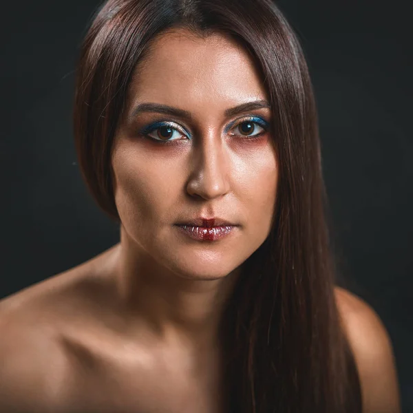 Retrato Una Hermosa Mujer Joven Cerca Sobre Fondo Negro Maquillaje —  Fotos de Stock