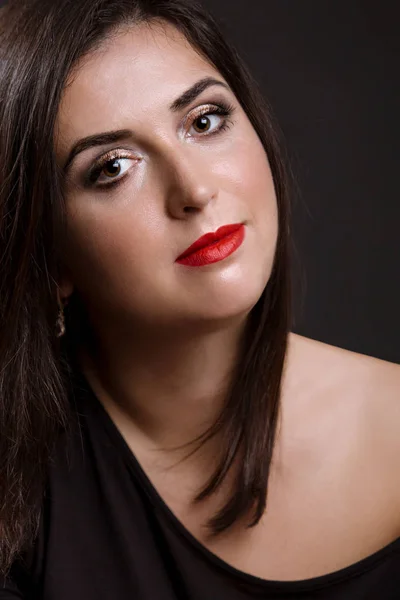 Retrato Una Hermosa Joven Sonriente Sobre Fondo Oscuro — Foto de Stock