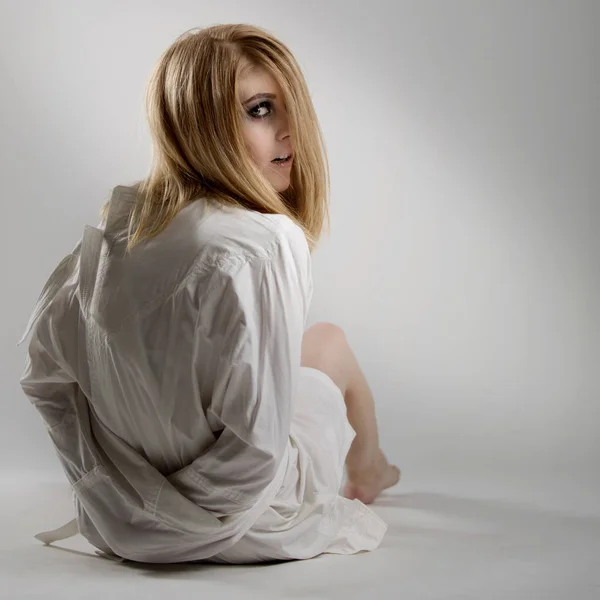 Retrato Una Hermosa Joven Loca Con Camisa Fuerza — Foto de Stock