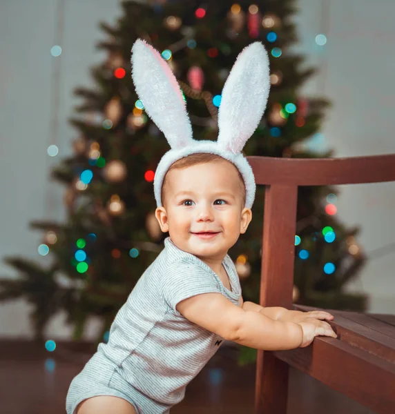 Портрет счастливого ребенка у елки — стоковое фото