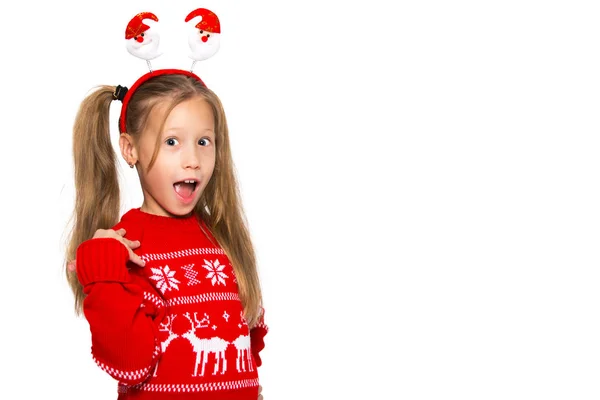Retrato de un niño alegre disfrazado de Navidad. Foto sobre fondo blanco — Foto de Stock