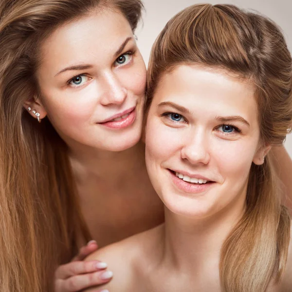 Retrato Duas Belas Jovens Mulheres Sorridentes Close — Fotografia de Stock