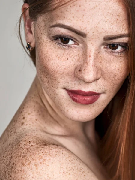 Retrato Uma Bela Jovem Ruiva Rosto Feminino Close — Fotografia de Stock