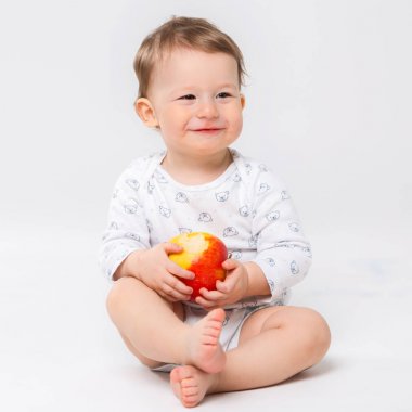 Onun elinde bir elma ile mutlu bir küçük çocuk portresi