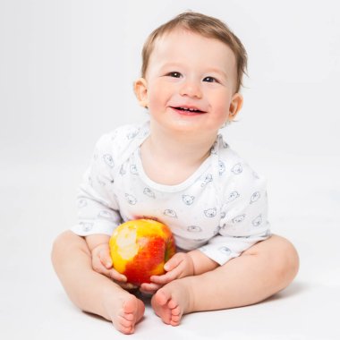 Onun elinde bir elma ile mutlu bir küçük çocuk portresi
