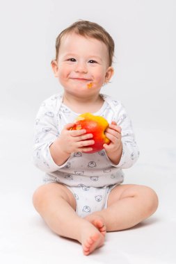 Onun elinde bir elma ile mutlu bir küçük çocuk portresi