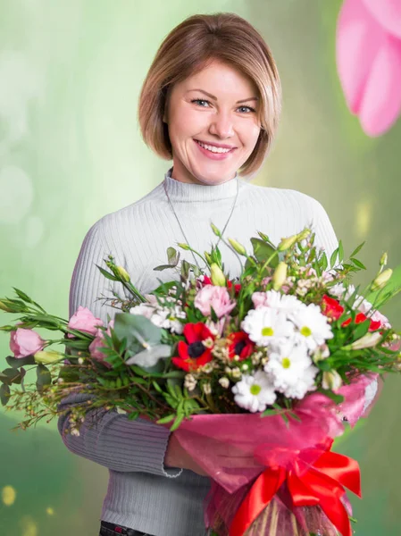 Porträtt Vacker Ung Leende Kvinna Med Stor Bukett Blommor — Stockfoto