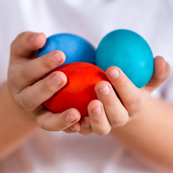 Ostern Bemalte Eier Den Händen Eines Kindes Foto Nahaufnahme — Stockfoto