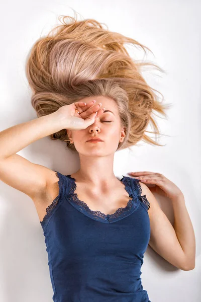 Porträtt Vacker Ung Kvinna Med Lyxiga Blonda Hår Foto Från — Stockfoto