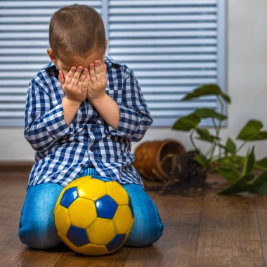 Çocuk ceza korkuyor. O saksıyı çökerttiğini