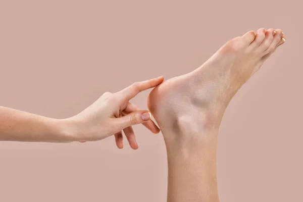 Fußpflege Schöne Weibliche Beine Körperteil Aus Nächster Nähe — Stockfoto