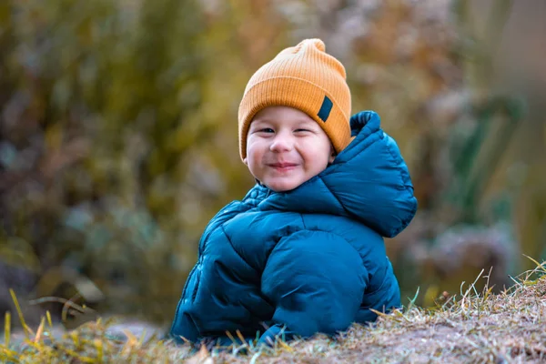 Портрет Ребенка Улице Счастливый Маленький Мальчик — стоковое фото